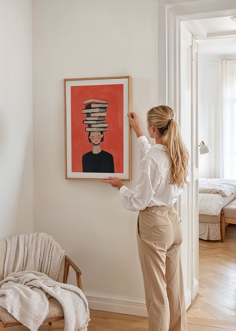 En kvinde balancerer bøger på hovedet i stilhed.-12