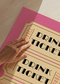 Tre eleganta dryckesbiljetter på en rosa bakgrund.-9