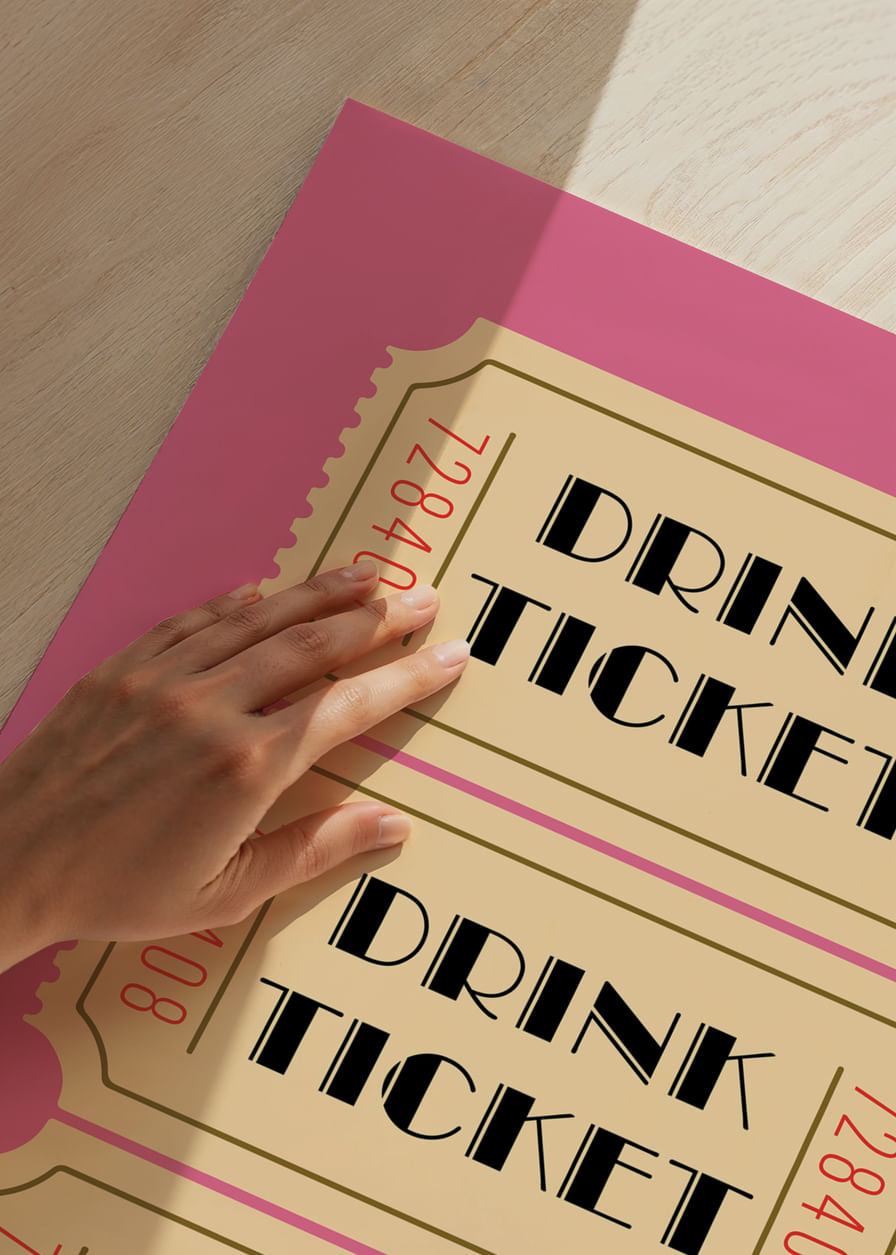 Drie elegante drankbonnetjes op een roze achtergrond.-12