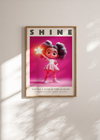 La niña brilla con su estrella resplandeciente en luz rosa.-2