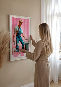 Una scena giocosa con una bambola e un secchiello in un paesaggio rosa.-2