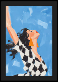 O femeie se întinde spre cer, simțind libertatea.-4