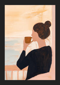 En kvinna njuter av ett stilla morgonkaffe vid havet.-5