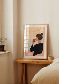 Une femme savoure un café matinal tranquille au bord de la mer.-4