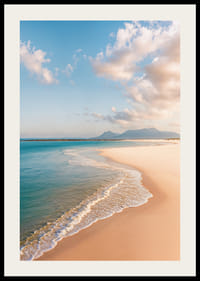 Zasnené pobrežie sa stretáva s priezračným modrým morom.-2