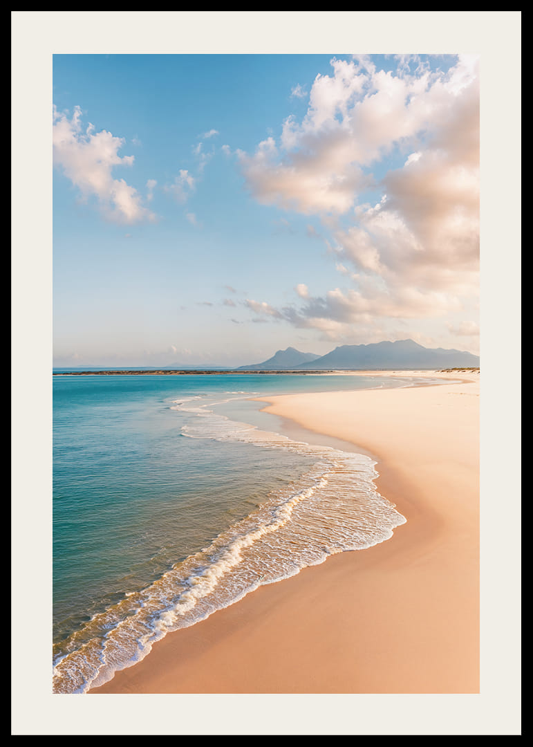 Zasnené pobrežie sa stretáva s priezračným modrým morom.-12