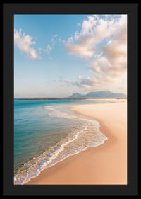 Zasnené pobrežie sa stretáva s priezračným modrým morom.-4