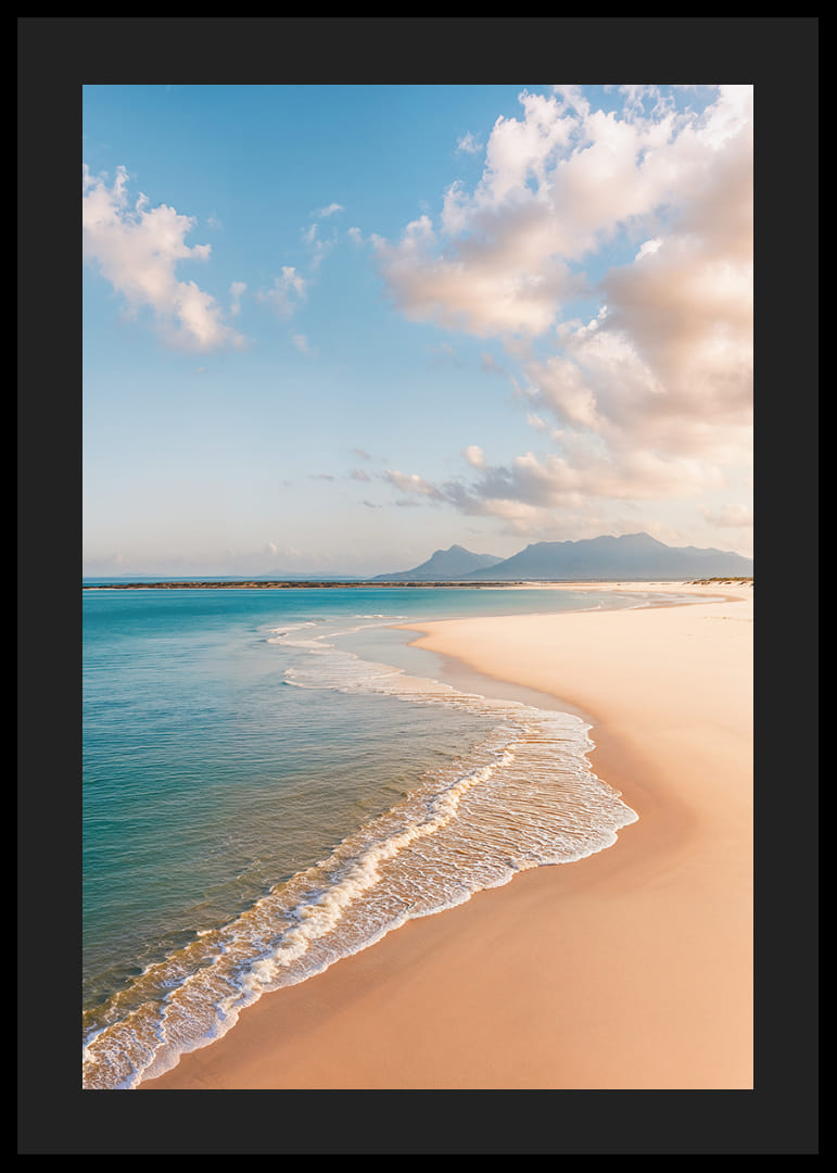 Zasnené pobrežie sa stretáva s priezračným modrým morom.-12