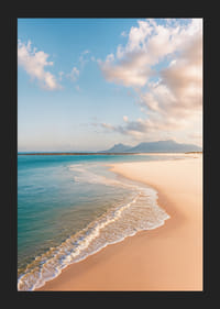 Zasnené pobrežie sa stretáva s priezračným modrým morom.-5