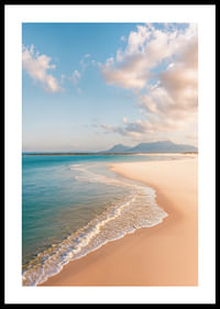 Un rivage de rêve rencontre la mer bleue claire.-0