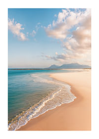 Un rivage de rêve rencontre la mer bleue claire.-1