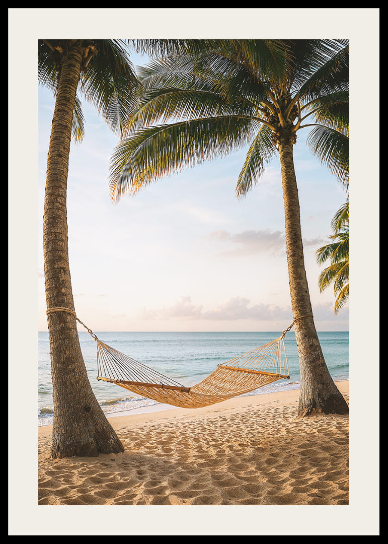 Magisk strandutsikt med hengekøye og svaiende palmer.-12