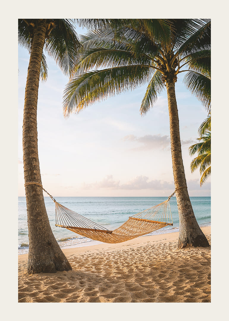 Magisk strandutsikt med hengekøye og svaiende palmer.-12