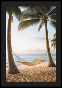 Magisk strandutsikt med hengekøye og svaiende palmer.-4