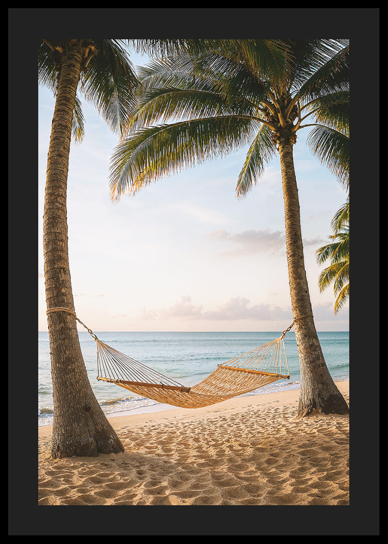 Magisk strandutsikt med hengekøye og svaiende palmer.-12