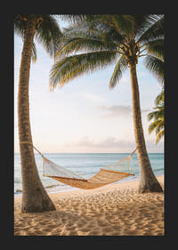 Magisk strandutsikt med hengekøye og svaiende palmer.-5