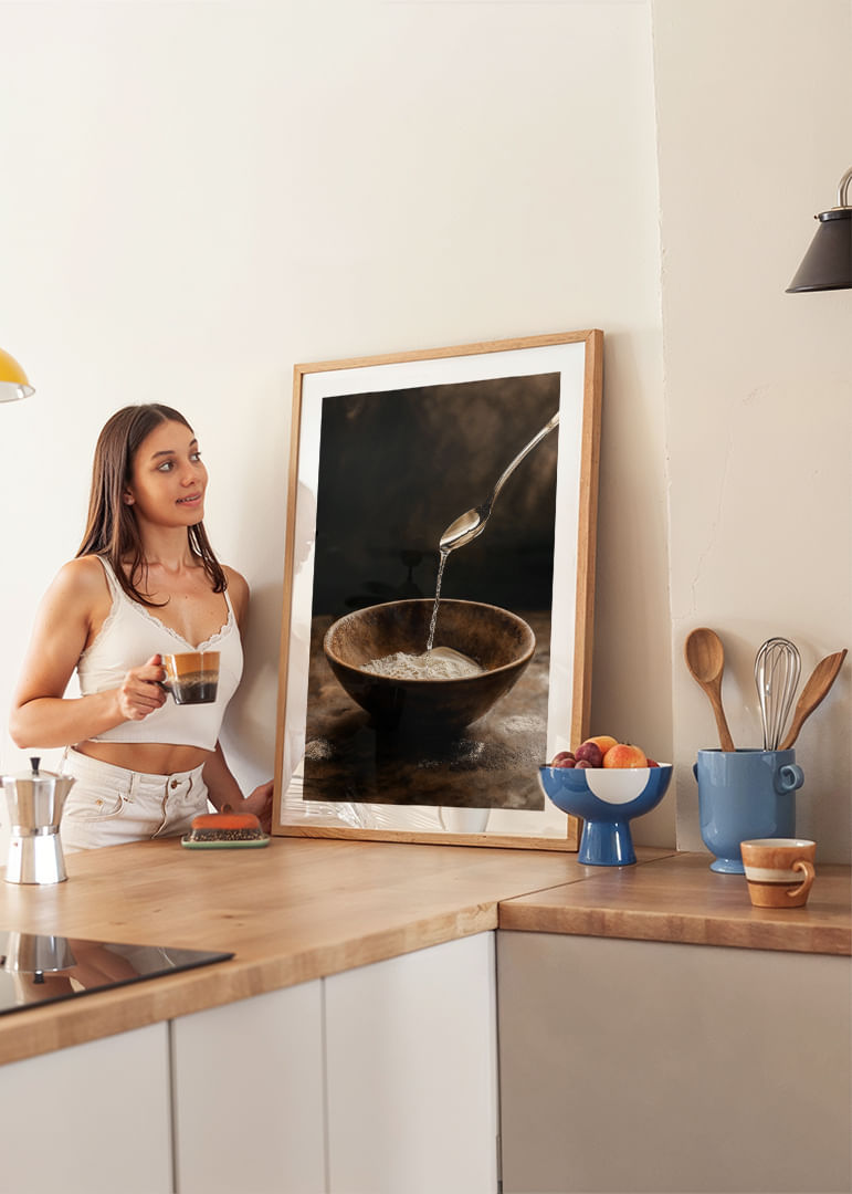 Lichid elegant turnat într-un bol rustic, creând o atmosferă liniștitoare.-12