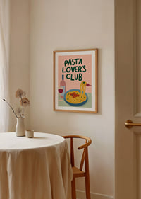 Färgglad poster med pasta och ett glas vin som lockar till middag.-8