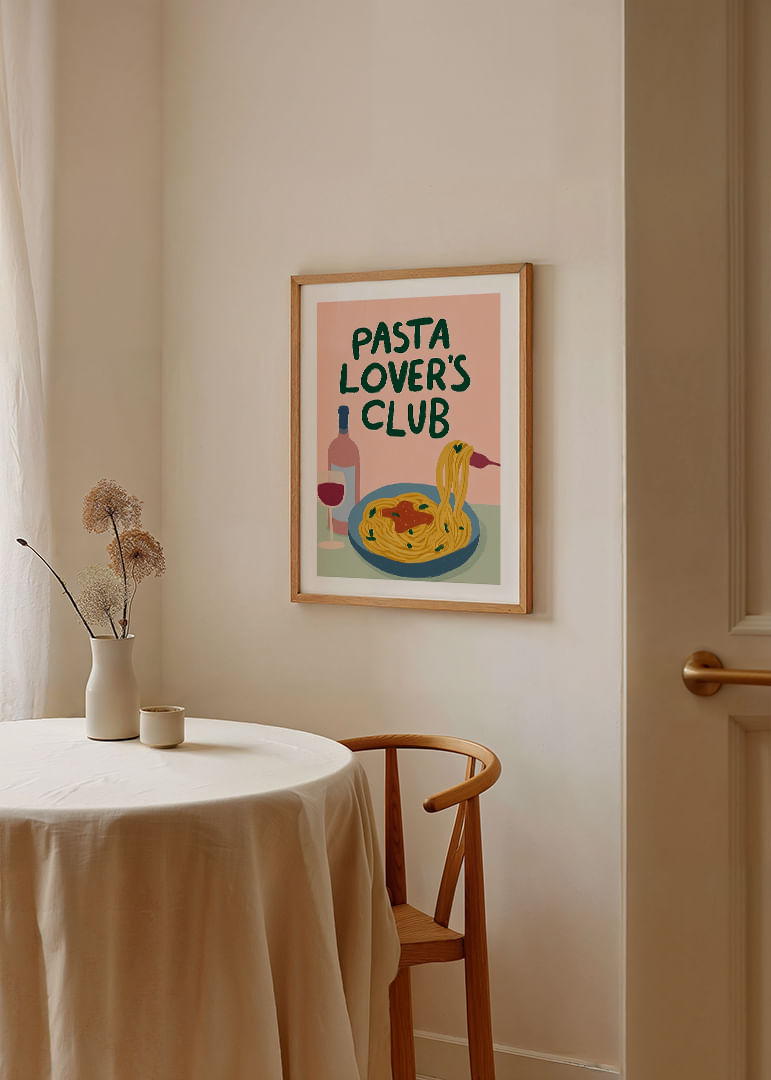 Kolorowy plakat z makaronem i kieliszkiem wina, który zachęca do kolacji.-12