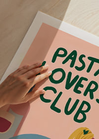 Färgglad poster med pasta och ett glas vin som lockar till middag.-9