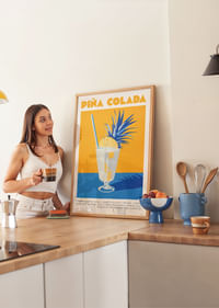 Een poster die zomerdromen vastlegt met een tropische Piña Colada.-2
