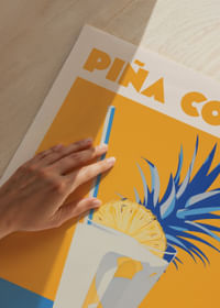 Een poster die zomerdromen vastlegt met een tropische Piña Colada.-3