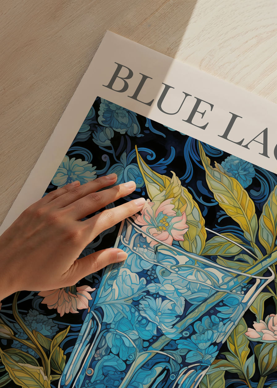 Nádherné kvety obklopujú pohár sviežosti Blue Lagoon.-12