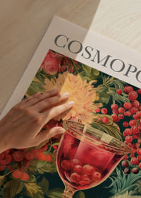 Cosmopolita floral rodeado por frutas exuberantes.-3