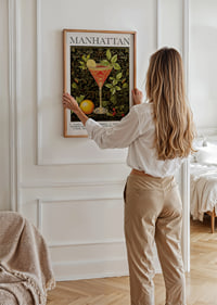 En elegant cocktailposter med citrus och klassiska toner.-2