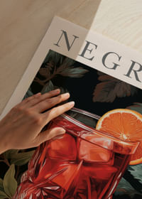 Frisk og livlig plakat med en fristende negroni.-3