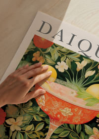 Een luxe daiquiri omgeven door levendig fruit en bloemen.-3