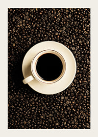 En perfekt vit kopp omgiven av mörka kaffebönor.-3