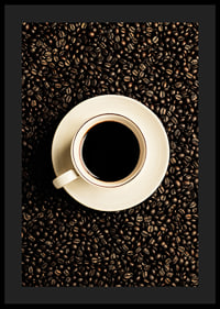 En perfekt vit kopp omgiven av mörka kaffebönor.-4