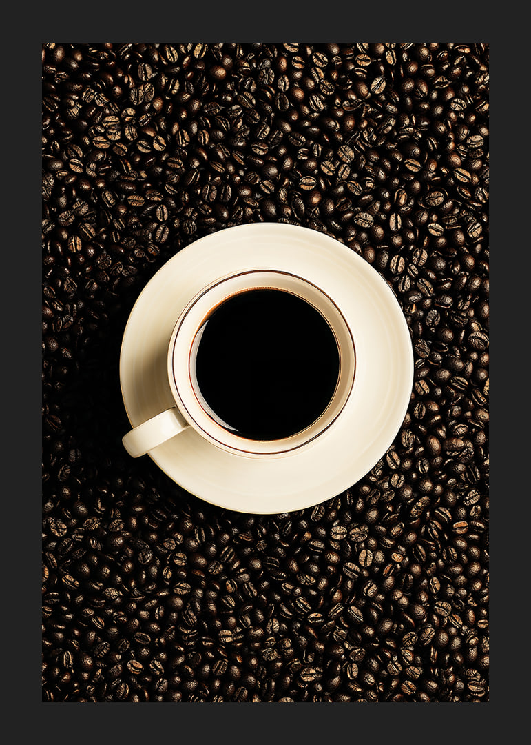 En perfekt vit kopp omgiven av mörka kaffebönor.-12