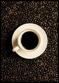En perfekt vit kopp omgiven av mörka kaffebönor.-6