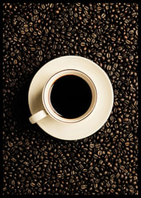 O ceașcă albă perfectă înconjurată de boabe de cafea închise la culoare.-2