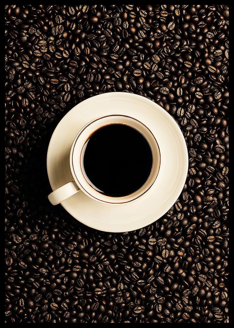 O ceașcă albă perfectă înconjurată de boabe de cafea închise la culoare.-12