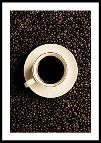 En perfekt vit kopp omgiven av mörka kaffebönor.-0