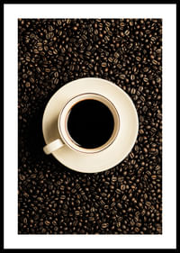 O ceașcă albă perfectă înconjurată de boabe de cafea închise la culoare.-0
