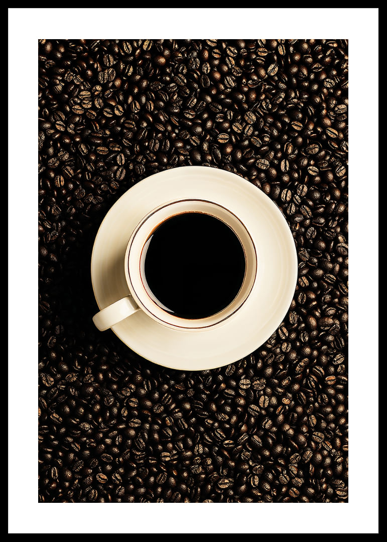O ceașcă albă perfectă înconjurată de boabe de cafea închise la culoare.-12
