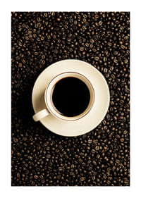 O ceașcă albă perfectă înconjurată de boabe de cafea închise la culoare.-1