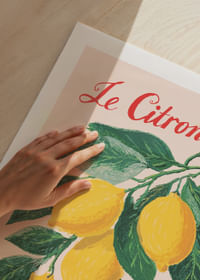 Levendige poster van een citroentakje met intense kleuren en charme.-5