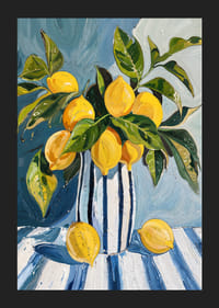 Pintura viva de limões num vaso listrado com tons frescos.-5