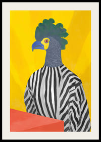 Ein fantasievoller Papagei im Zebrakostüm vor gelbem Hintergrund.-2