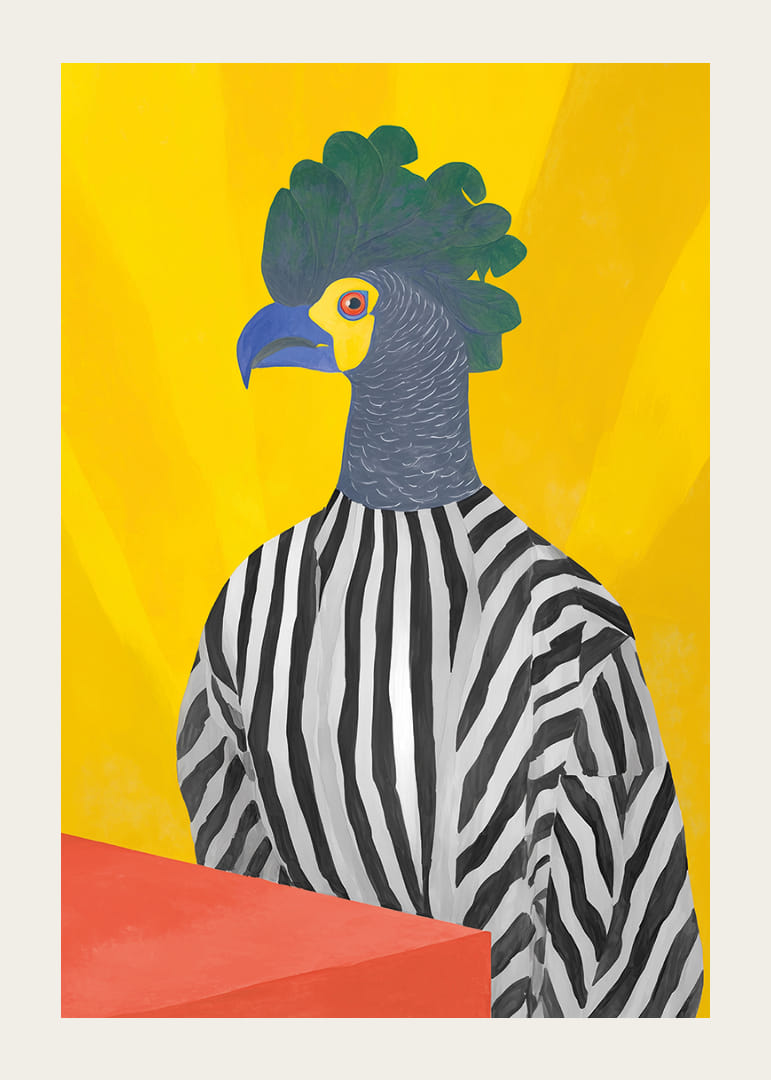 Ein fantasievoller Papagei im Zebrakostüm vor gelbem Hintergrund.-12