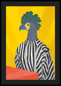 Ein fantasievoller Papagei im Zebrakostüm vor gelbem Hintergrund.-4