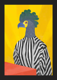 Ein fantasievoller Papagei im Zebrakostüm vor gelbem Hintergrund.-5