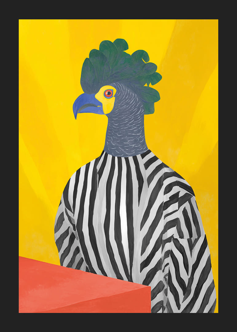 Ein fantasievoller Papagei im Zebrakostüm vor gelbem Hintergrund.-12