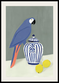 En papegoja som stolt vaktar över en vintrigt vacker keramikkanna.-2