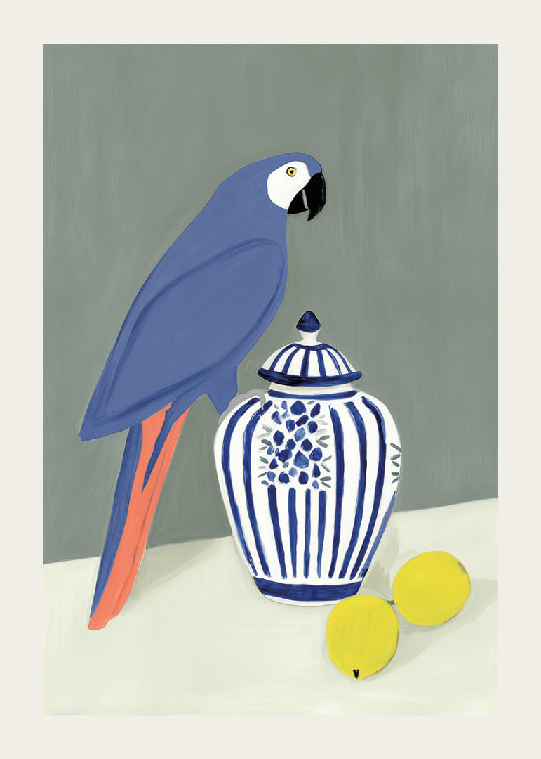 En papegoja som stolt vaktar över en vintrigt vacker keramikkanna.-12